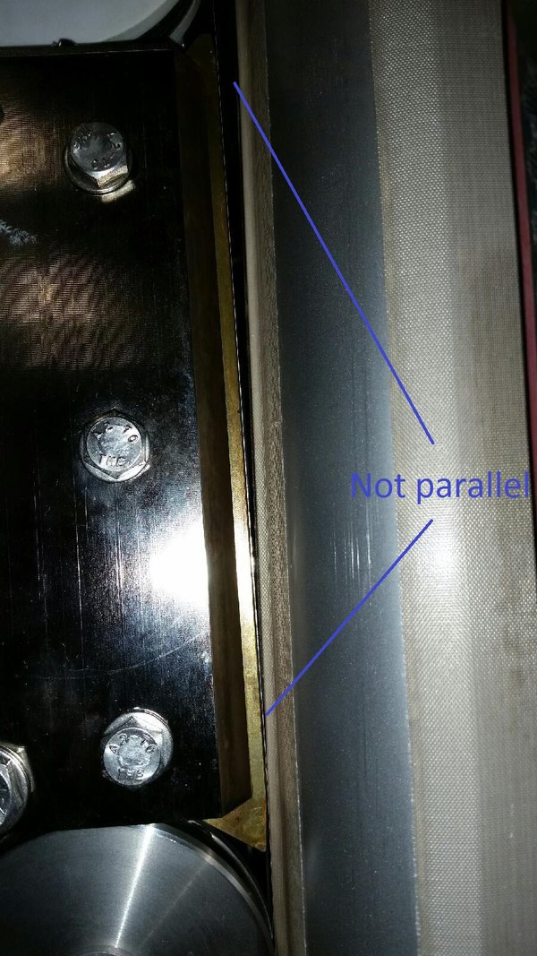 seal_unit_not-parallel_to_forming_tube_vertical_form_fill_seal_bagger